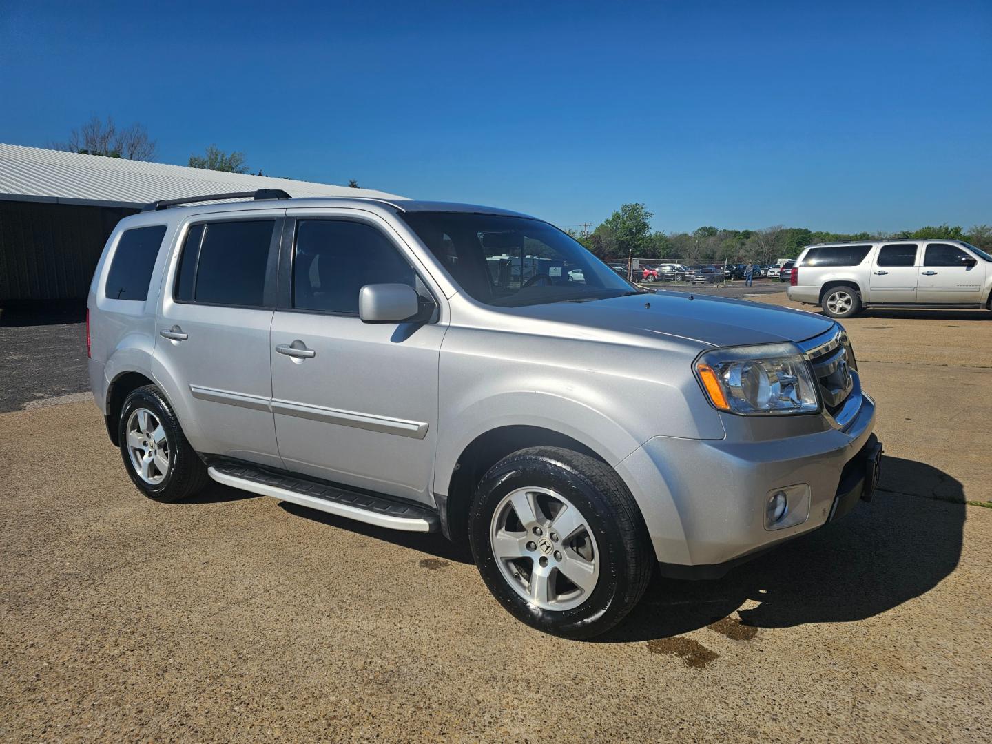 2011 SILVER Honda Pilot EX-L 2WD 5-Spd AT (5FNYF3H57BB) with an 3.5L V6 SOHC 24V engine, 5-Speed Automatic transmission, located at 533 S Seven Points BLVD, Seven Points, TX, 75143, (430) 255-4030, 32.313999, -96.209351 - Photo#1